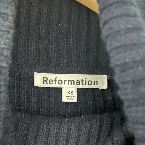 NWOT Reformation Luisa Cropped Cashmere Sweater in Navy - Picture 2 of 4